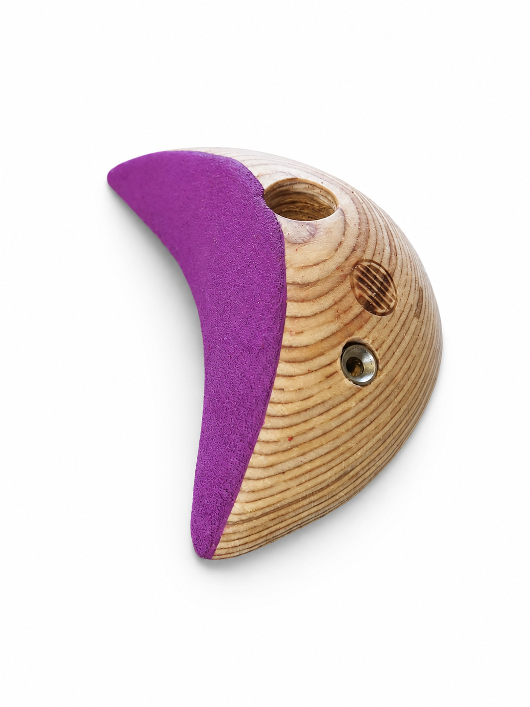 Handgefertigter Holzklettergriff mit violettem Auflagebereich