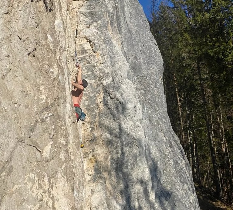 Daniel beim Klettern an einer Felswand in den Bergen